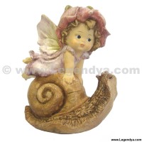 figurine de fée charlotte avec escargot