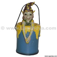 figurine pixie dans pot de peinture