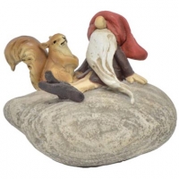 figurine nain sur galet avec ecureuil